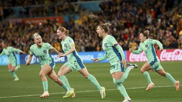 Steph Catley (segunda a la derecha) celebra tras marcar el segundo gol de Australia en la victoria 4-0 ante Canadá en el Mundial femenino, el lunes 31 de julio de 2023. (AP Foto/Hamish Blair)