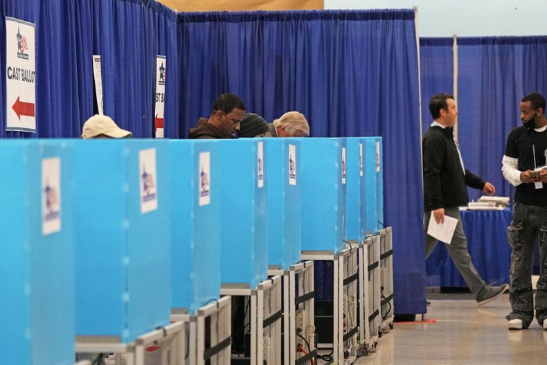 Votantes depositan sus papeletas en el Chicago Early Voting Loop Supersite en Chicago, el jueves 24 de octubre de 2024. (AP Foto/Nam Y. Huh)