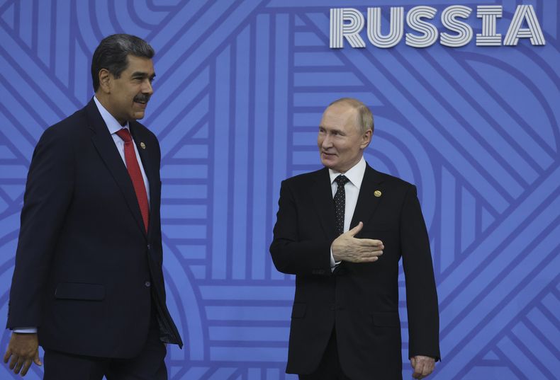 El presidente ruso Vladímir Putin, derecha, saluda al mandatario venezolano Nicolás Maduro durante una ceremonia de bienvenida antes de una recepción en la cumbre de los BRICS, el miércoles 23 de octubre de 2024, en Kazán, Rusia. (Maxim Shipenkov/Foto compartida vía AP)