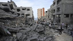 La escena después de un bombardeo israelí en el campamento de refugiados Shati en Ciudad Gaza, el 9 de octubre de 2023. (Foto AP /Adel Hana)