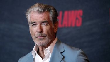 ARCHIVO - Pierce Brosnan, miembro del elenco de The Out-Laws, posa en una proyección especial de la película, el 26 de junio de 2023, en los cines Regal LA Live en Los Ángeles. Brosnan se declaró culpable el jueves 14 de marzo de 2024 de ingresar a una zona termal restringida durante una visita al Parque Nacional de Yellowstone en noviembre de 2023. (Foto AP/Chris Pizzello, archivo)