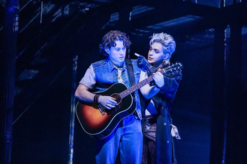 L.J. Benet, a la izquierda, y Ali Louis Bourzgui aparecen durante una representación de The Lost Boys en Nueva York el 26 de marzo de 2026. (Matthew Murphy via AP)