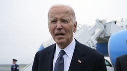 El presidente Joe Biden habla antes los medios tras bajar del Air Force One en la base de la Fuerza Aérea de Dover en Delaware, el viernes 27 de septiembre de 2024, para pasar el fin de semana en su casa de playa en Rehoboth Beach, Delaware. (AP Foto/Susan Walsh)