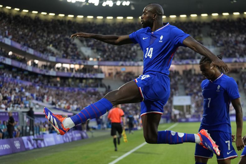 El francés Jean-Philippe Mateta celebra tras convertir contra Argentina en los cuartos de final del fútbol los Juegos Olímpicos en el estadio de Burdeos, el viernes 2 de agosto de 2024, en Bordeaux, Francia. (AP Foto/Rebecca Blackwell)