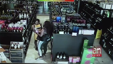 dos afroamericanas usaron a sus hijos para robar una licoreria de miami