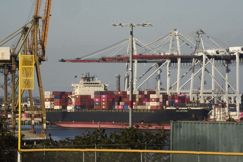 El barco pontacontenedores NYK Meteor se ve anclado en el Puerto de Los Ángeles el miércoles 9 de abril de 2025 en Los Ángeles. (AP Foto/Damian Dovarganes)