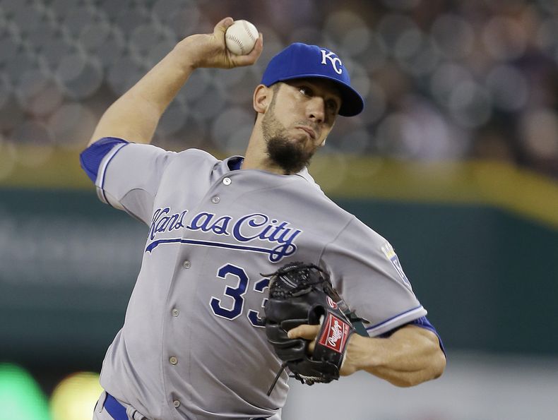 El abridor de los Reales de Kansas City, James Shields, lanza contra un rival en la primera entrada del partido contra los Tigres de Detroit, en Detroit, el mi&eacute;rcoles 10 de septiembre de 2014. Los Reales blanquearon 3-0 a los Tigres.  (AP Foto/Carl