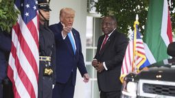 El presidente estadounidense Donald Trump saluda a su homólogo sudafricano Cyril Ramaphosa en la Casa Blanca, en Washington el miércoles 21 de mayo de 2025. (AP Foto/Evan Vucci)