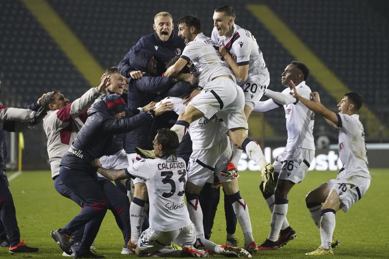 Jugadores de Bolonia celebran después del gol de Giovanni Fabbian que representó el triunfo por 1-0 en el partido de fútbol de la Serie A entre Empoli y Boloniaa en el estadio Castellani Empoli, en Empoli, Italia, el viernes 15 de marzo de 2024. (Marco Bucco/LaPresse vía AP)