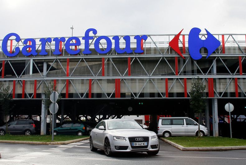 Un coche sale de un Carrefour en Anglet, suroeste de Francia, el 23 de enero de 2018. (Foto AP/Bob Edme, Archivo)