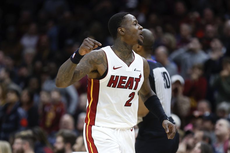 El base del Heat de Miami Terry Rozier celebra tras anotar un triple cerca del final del encuentro ante los Cavaliers de Cleveland el miércoles 20 de marzo del 2024. (AP Foto/Ron Schwane)