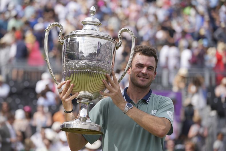 El estadounidense Tommy Paul celebra tras vencer al italiano Lorenzo Musetti en la final del torneo Queens Club en Londres el domingo 23 de junio del 2024. (AP Foto/Kin Cheung)