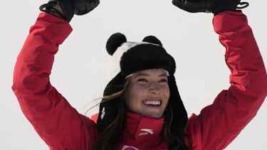 Eileen  Gu se despide de Juegos Olímpicos con tres medallas
