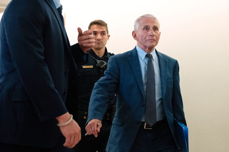 El doctor Anthony Fauci sale de una comparecencia ante el comité del Senado sobre Seguridad Nacional y Asuntos del Gobierno en el Capitolio, el miércoles 29 de julio de 2026, en Washington. (AP Foto/Allison Robbert)