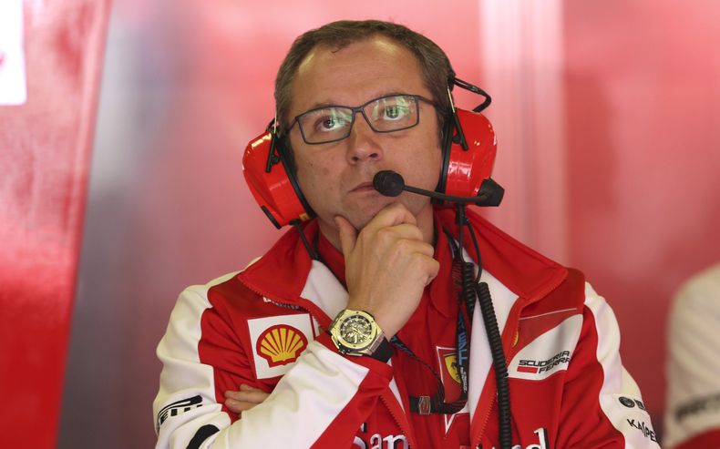 El director del equipo Ferrari de F1, Stefano Domenicali, observa desde los pits durante una pr&aacute;ctica en el circuito de Montmelo el 10 de mayo de 2013. Domenicali renunci&oacute; al cargo el lunes, 14 de abril de 2014. (AP Photo/Luca Bruno, Files)