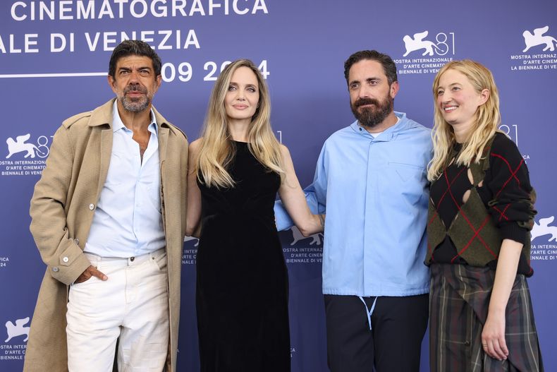 Pierfrancesco Favino, de izquierda a derecha, Angelina Jolie, el director Pablo Larraín y Alba Rohrwacher posan para los fotógrafos en la sesión fotográfica de la película María durante la 81ª edición del Festival de Cine de Venecia en Venecia, Italia, el jueves 29 de agosto de 2024. (Foto Vianney Le Caer/Invision/AP)