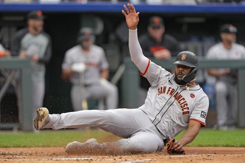 Jerar Encarnación de los Gigantes de San Francisco anota una carrera ante los Reales de Kansas City, el domingo 22 de septiembre de 2024, en Kansas City, Missouri. (AP Foto/Charlie Riedel)