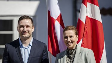 La primera ministra de Dinamarca Mette Frederiksen (der) con el primer ministro de Groenlandia Jens-Frederik Nielsen en Marienborg en Kongens Lyngby, Dinamarca, el 27 de abril del 2025. (Mads Claus Rasmussen/Ritzau Scanpix via AP)