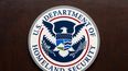El logo del Departamento de Seguridad Nacional en un estrado en la sede del Servicio de Control de Inmigración y Aduanas de Estados Unidos (ICE, por sus siglas en inglés), el miércoles 9 de abril de 2025, en Washington. (AP Foto/Alex Brandon)