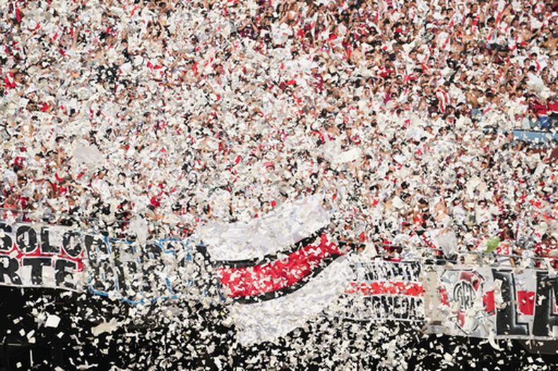 Hinchas de River Plate arrojan confeti para recibir a su equipo antes de jugar el clásico ante Boca Juniors por la liga argentina, el el domingo 19 abril de 2026, en Buenos Aires. (AP Foto/Rodrigo Abd)
