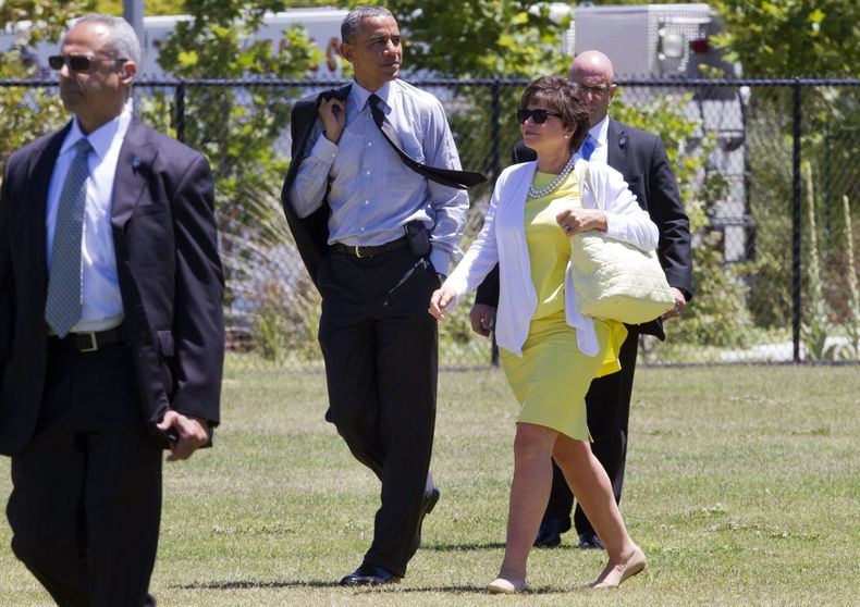 En esta foto del 23 de julio del 2014, el presidente Barack Obama camina junto a su asesora Valerie Jarrett despu&eacute;s de asistir a un acto de recaudaci&oacute;n de fondos para el Comit&eacute; de la Campa&ntilde;a Legislativa Dem&oacute;crata.Durante