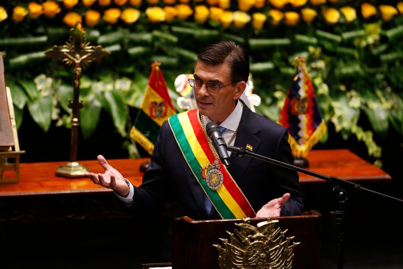 El presidente Rodrigo Paz pronuncia su discurso inaugural tras jurar el cargo en una ceremonia celebrada en La Paz, Bolivia, el sábado 8 de noviembre de 2025. (Luis Gandarillas, Pool Foto vía AP)
