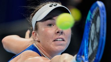 Linda Noskova devuelve de revés ante Katie Boulter en los cuartos de final de la Copa Billie Jean King, el martes 22 de septiembre de 2026, en Shenzhen, China. (AP Foto/Andy Wong)