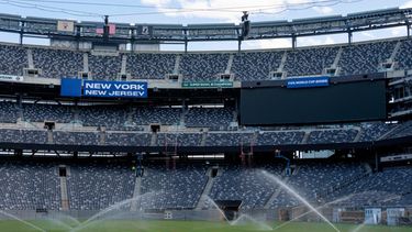 ARCHIVO - Aspersores riegan el campo del Estadio MetLife, el 7 de mayo de 2026, en East Rutherford, Nueva Jersey. (AP Foto/Yuki Iwamura)