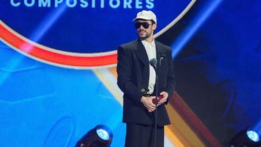 Bad Bunny recibe el premio a mejor canción urbana por DtMF, en la ceremonia de los Latin Grammy 2025 el jueves 13 de noviembre de 2025 en el MGM Grand de Las Vegas. (Foto AP/Chris Pizzello)