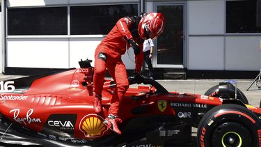 El piloto de Ferrari Charles Leclerc baja de su monoplaza tras la primera carrera al sprint en el circuito de Bakú, en Bakú, Azerbaiyán, el 29 de abril de 2023. (Lisi Niesner/Pool vía AP)