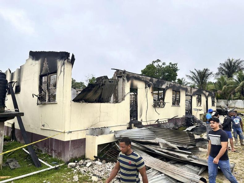 ARCHIVO - La foto distribuida por el Departamento de Información Pública muestra el dormitorio incendiado de una escuela secundaria en Mahdia, Guyana, 22 de marzo de 2023. Una comisión oficial en Guyana encargada de investigar un incendio que mató a 20 niños en un internado escolar indígena halló numerosos errores y deficiencias el 19 de enero de 2024. (Departamento de Información Pública de Guyana via AP, File)