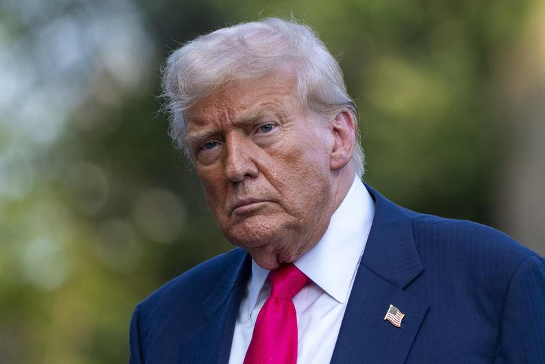 El presidente Donald Trump camina desde el helicóptero presidencial hacia la Casa Blanca, el martes 15 de julio de 2025, en Washington. (AP Foto/Alex Brandon, Archivo)