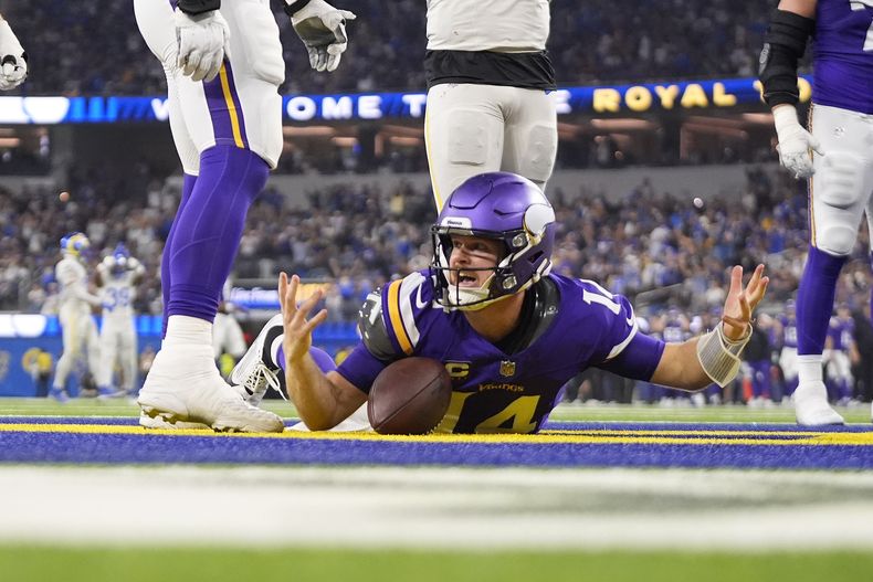 Sam Darnold, quarterback de los Vikings de MInnesota, reclama una infracción que los árbitros no marcaron al final del partido del jueves 24 de octubre de 2024, ante los Rams de Los Ángeles (AP Foto/Mark J. Terrill)