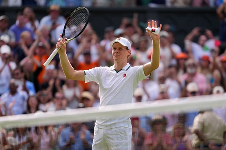 Jannik Sinner celebra tras vencer Miomir Kecmanovic durante el torneo de Wimbledon, el lunes 29 de junio de 2026, en Londres. (AP Foto/Kin Cheung)