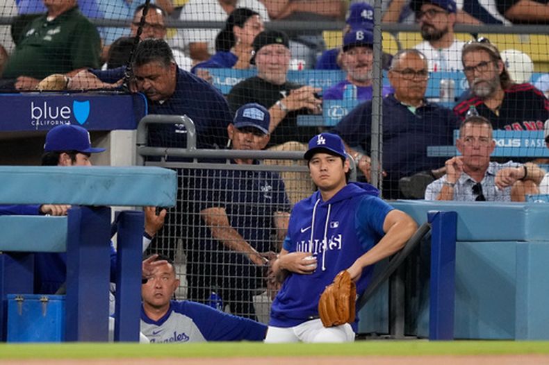 ARCHIVO — El bateador designado de los Dodgers de Los Ángeles, Shohei Ohtani, observa desde la caseta durante la primera entrada de un partido de béisbol contra los Rojos de Cincinnati, el martes 8 de septiembre de 2026, en Los Ángeles. (Foto AP/Mark J. Terrill)
