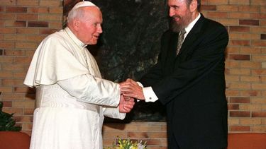 Fidel Castro y el Papa durante la visita de Juan Pablo II a La Habana en 1998.