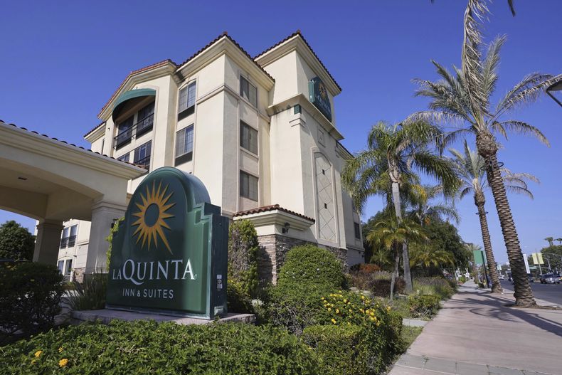 Un hotel de La Quinta Inn el 2 de mayo de 2025, en Hawaiian Gardens, California. (AP Foto/Mark J. Terrill)