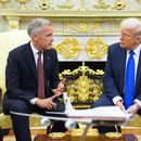 El primer ministro canadiense Mark Carney con el presidente estadounidense Donald Trump en la Oficina Oval en la Casa Blanca en Washington el 7 de octubre del 2025. (AP foto/Evan Vucci)