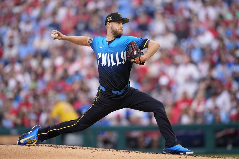 Zack Wheeler, de los Filis de Filadelfia, lanza durante la segunda entrada del juego de béisbol en contra de los Nacionales de Washington, el viernes 17 de mayo de 2024, en Filadelfia. (AP Foto/Matt Slocum)