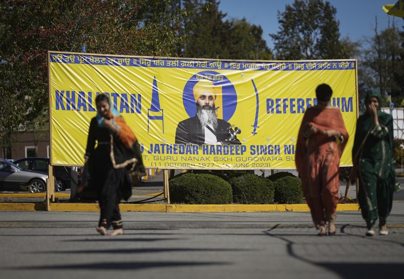 ARCHIVO - Una bandera con la imagen del difunto líder separatista Hardeep Singh Nijjar se muestra afuera del templo Guru Nanak Sikh Gurdwara Sahib en Surrey, Columbia Británica, el 18 de septiembre de 2023, donde Nijjar fue asesinado a tiros en su vehículo cuando salía del estacionamiento del lugar. (Darryl Dyck/The Canadian Press vía AP, Archivo)