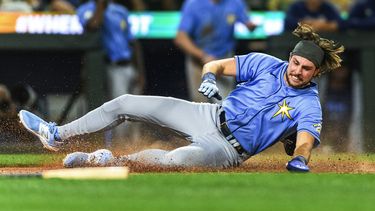 El jugador de los Rays de Tampa Bay Josh Lowe anota en el octavo inning del juego de la MLB que enfrentó a su equipo con los Marineros de Seattle, el 30 de junio de 2023, en Seattle. (AP Foto/Caean Couto)