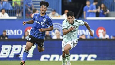 Thiago Almada (23) del Atlanta United avanza con el balón perseguido por Nathan-Dylan Saliba (19) del CF Montreal durante el partido de la MLS, el sábado 8 de julio de 2023, en Montreal. (Graham Hughes/The Canadian Press vía AP)