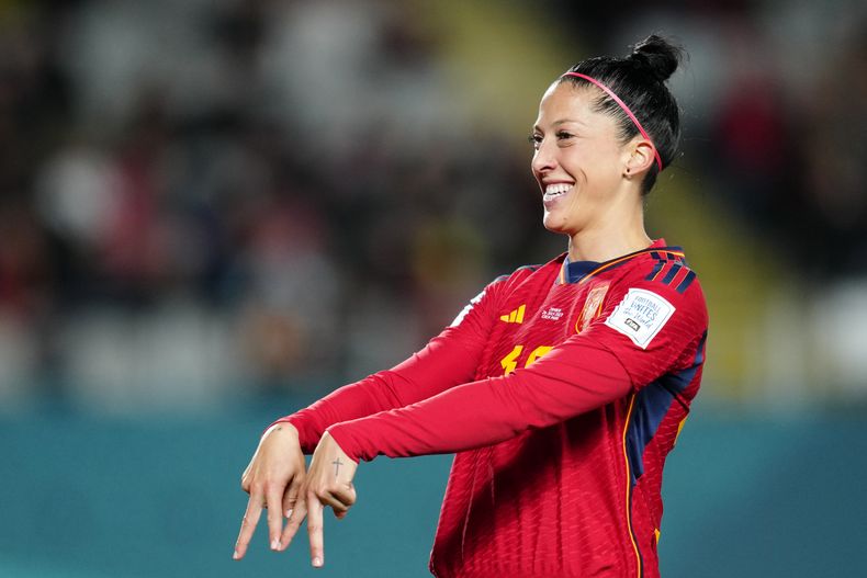 ARCHIVO - Foto del 26 de julio del 2023, la futbolista española Jenni Hermoso celebra tras anotar en el encuentro ante Zambia en la Copa Mundial femenina en el Eden Park en Auckland, Nueva Zelanda. (AP Foto/Abbie Parr, Archivo)