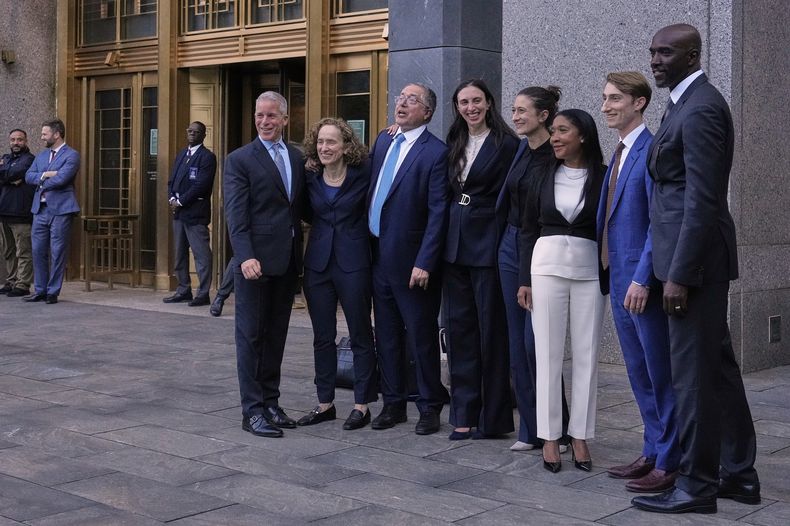 Los abogados de Sean Diddy Combs, incluidos, de izquierda a derecha, Brian Steel, Alexandra Shapiro, Marc Agnifilo y Teny Garagos, Anna Estevao, Nicole Westmoreland y Xavier Donaldson, extrema derecha, posan para una foto de grupo frente a un tribunal federal de Manhattan después de que a Combs se le negó una fianza tras ser declarado culpable de delitos relacionados con la prostitución, pero fue absuelto de cargos de tráfico sexual y crimen organizado, el miércoles 2 de julio de 2025, en Nueva York. (AP Foto/Yuki Iwamura)