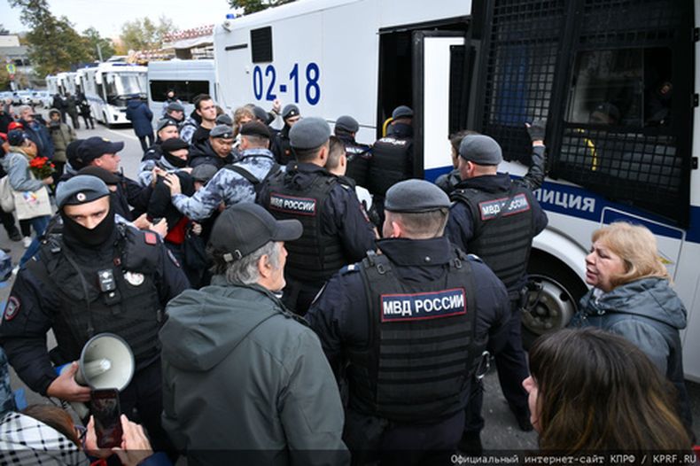 Foto entregada por el Departamento de Prensa del Partido Comunista de Rusia que muestra a policías deteniendo a seguidores en Moscú el 4 de octubre del 2026. (Departamento de Prensa del Partido Comunista de Rusia via AP)