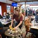 ARCHIVO - La mesera Rachel Gurcik atiende a los clientes del Gateway Diner en Westville, Pennsylvania, el 22 de octubre de 2023. (Tom Gralish/The Philadelphia Inquirer vía AP, Archivo)
