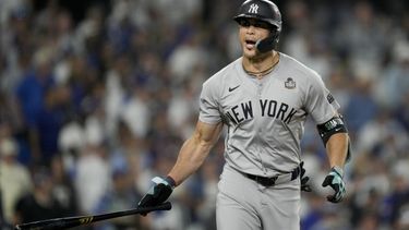 Giancarlo Stanton, de los Yankees de Nueva York, festeja su jonrón de dos carreras ante los Dodgers de Los Ángeles, en el sexto juego de la Serie Mundial, el viernes 25 de octubre de 2024 (AP Foto/Ashley Landis)