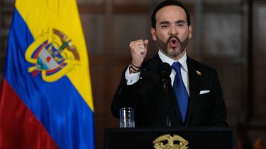 El presidente de Colombia, Abelardo De la Espriella, anuncia un esfuerzo conjunto con el alcalde de Bogotá, Carlos Fernando Galán, para fortalecer la seguridad en la capital colombiana mediante una mayor presencia policial, inteligencia, tecnología y capacidades urbanas en Bogotá, el martes 25 de agosto de 2026. (Foto AP/Fernando Vergara)