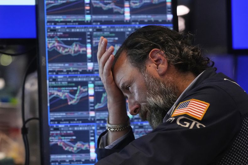 El especialista Michael Pistillo trabaja en el piso de remates de la Bolsa de Valores de Nueva York, el martes 8 de julio de 2025. (AP Foto/Richard Drew)