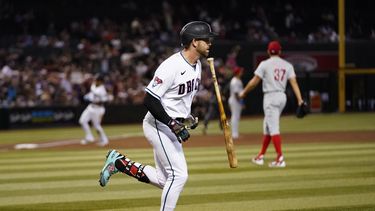Evan Longoria de los Diamonbacks de Arizona tira el bat tras conectar un jonrón de tres carreras en la sexta entrada del juego ante los Filis de Filadelfia el lunes 12 de junio del 2023. (AP Foto/Ross D. Franklin)